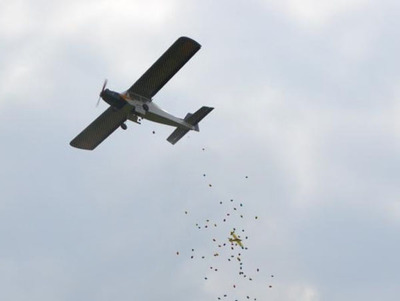 Largage d'oeufs de Pâques au Club Royal Petite Aviation Liégeoise